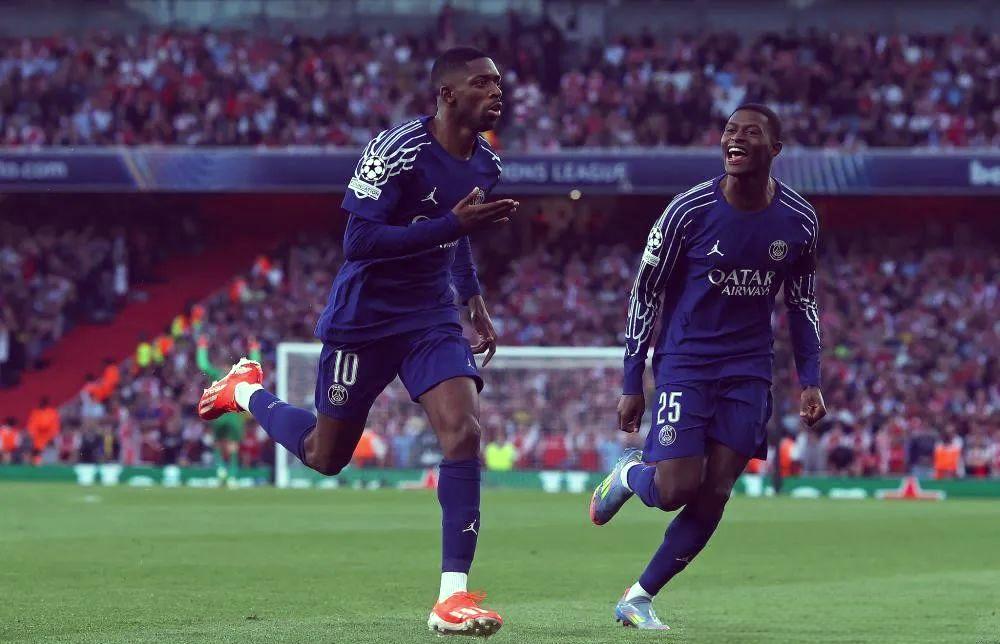 关于西亚卡姆在巴黎圣日耳曼比赛中挺进下一轮今晨曼联备战英超，现场解说直呼：阿森纳今晚外线爆发的信息