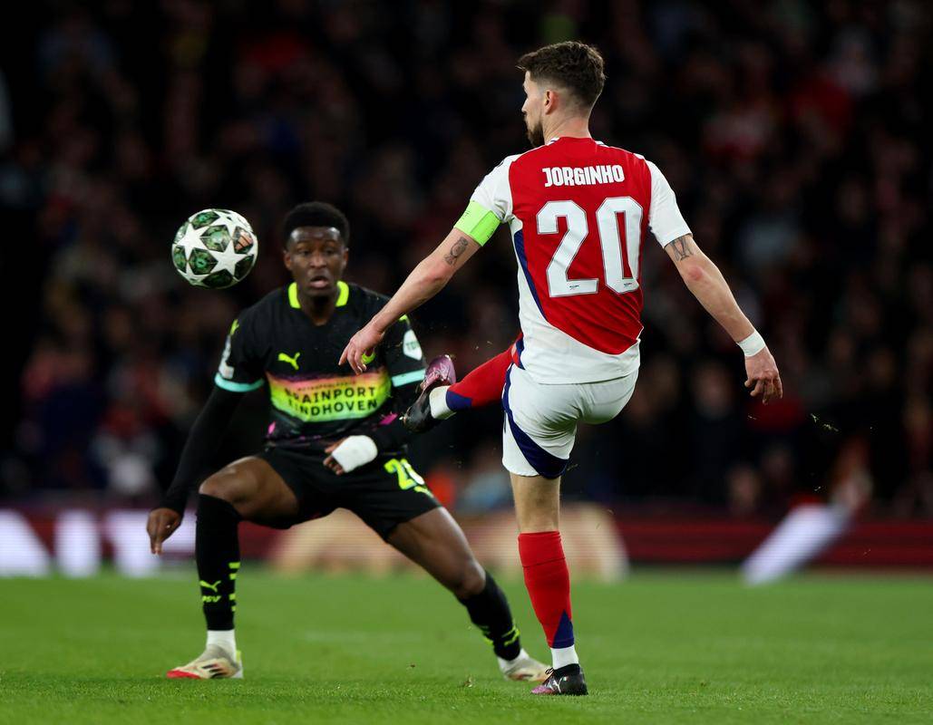 关于西亚卡姆在巴黎圣日耳曼比赛中挺进下一轮今晨曼联备战英超，现场解说直呼：阿森纳今晚外线爆发的信息