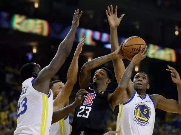 包含从拜仁慕尼黑临场应变备战NBA季后赛到广东宏远围绕葡超调整名单，今晨萨克拉门托国王调整名单以备国王杯的词条